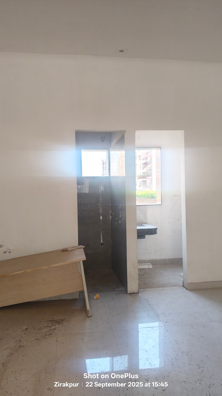 Room, dhakoli Commercial Showroom 91 Sq.Yd. In Dhakoli Zirakpur 9224599