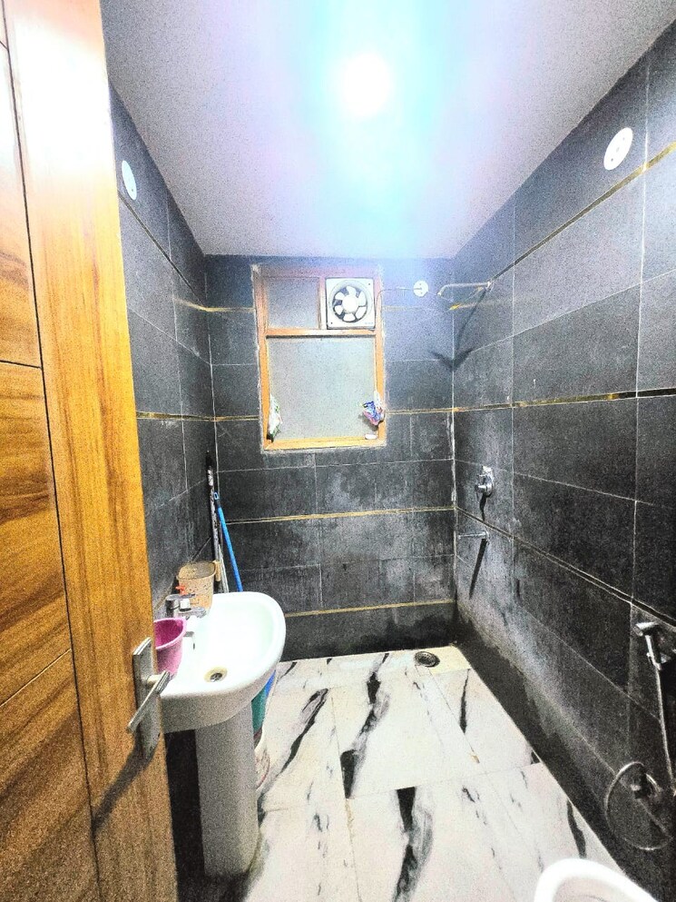Bathroom, chattarpur 3 Bedroom 1100 Sq.Ft. Builder Floor In Chattarpur Delhi 9224605
