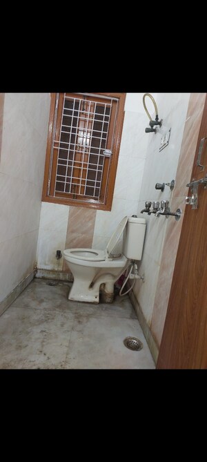 Bathroom in 1 BHK Builder Floor at Mayur Vihar Phase 1 Extension – for Rent