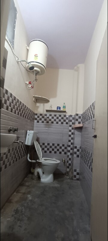 Bathroom in 1 BHK Builder Floor at Mayur Vihar Phase 1 Extension – for Rent
