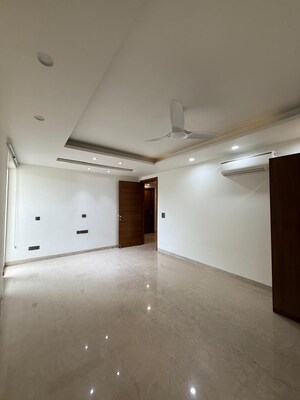 Room in 4 BHK Builder Floor at Safdarjung Enclave – for Sale