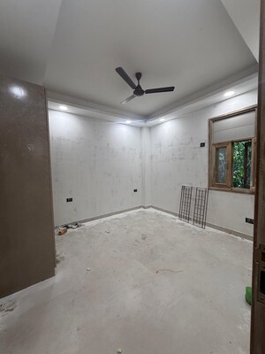 Room in 3 BHK Builder Floor at Green Park – for Sale