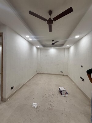 Room in 3 BHK Builder Floor at Green Park – for Sale