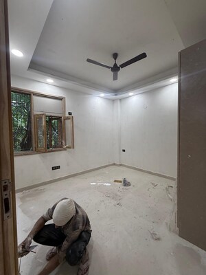 Room in 3 BHK Builder Floor at Green Park – for Sale