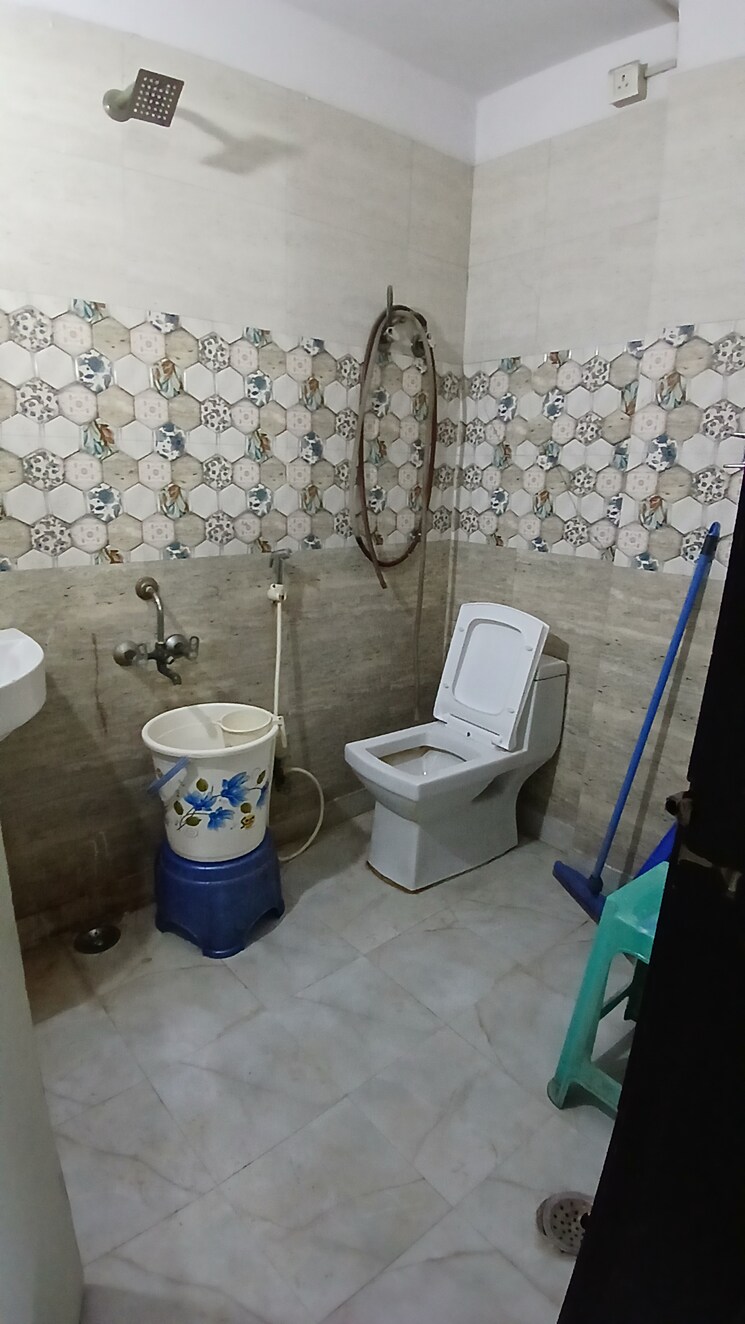 Bathroom, zakir nagar 3 Bedroom 1170 Sq.Ft. Apartment In Zakir Nagar Delhi 9224790