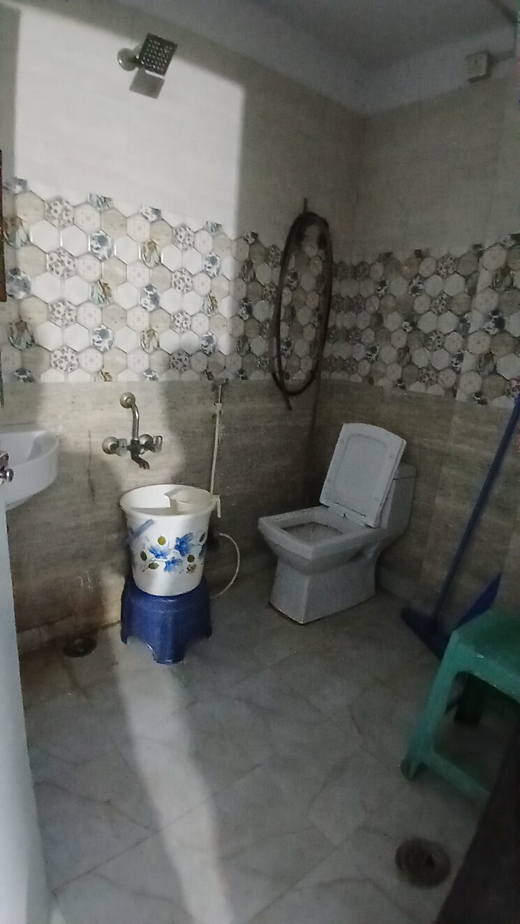 Bathroom, zakir nagar 3 Bedroom 1170 Sq.Ft. Apartment In Zakir Nagar Delhi 9224790