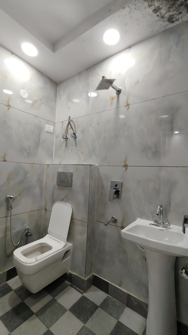 Bathroom, govindpuri 3 Bedroom 910 Sq.Ft. Builder Floor In Govindpuri Delhi 9224837