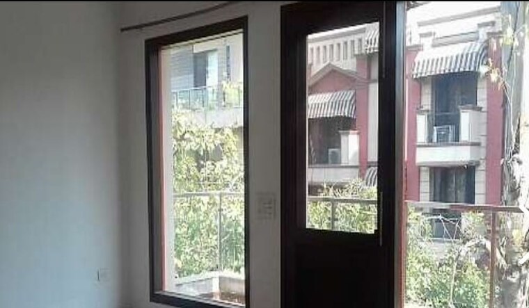 Room, new friends colony 3 Bedroom 300 Sq.Yd. Builder Floor In New Friends Colony Delhi 9224960