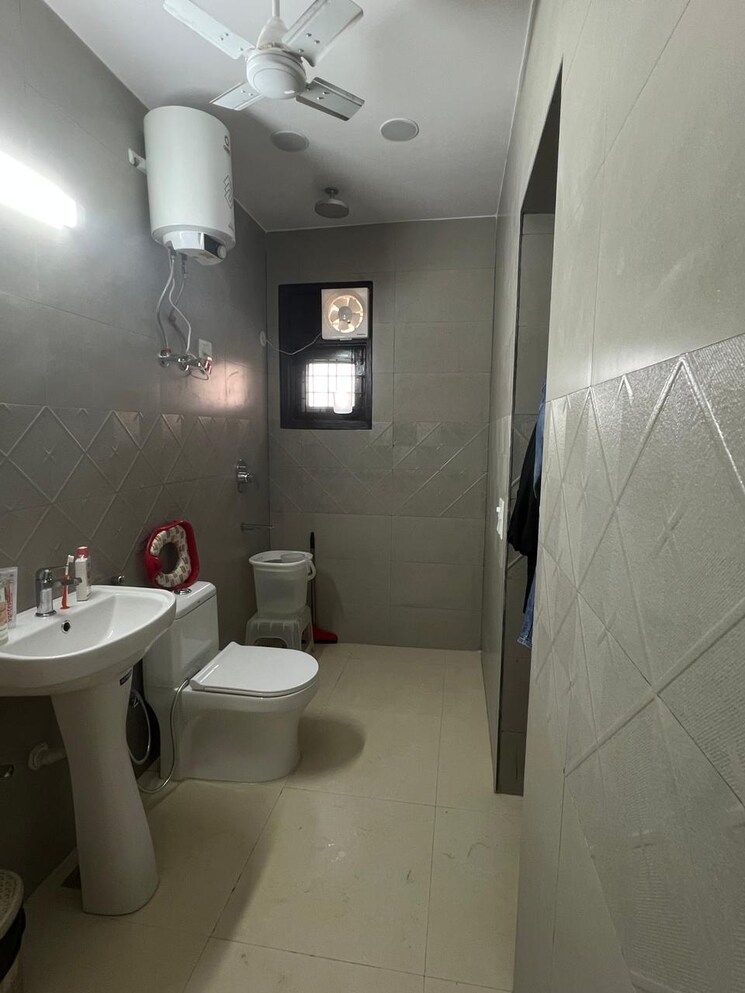 Bathroom, new friends colony 3 Bedroom 300 Sq.Yd. Builder Floor In New Friends Colony Delhi 9224960