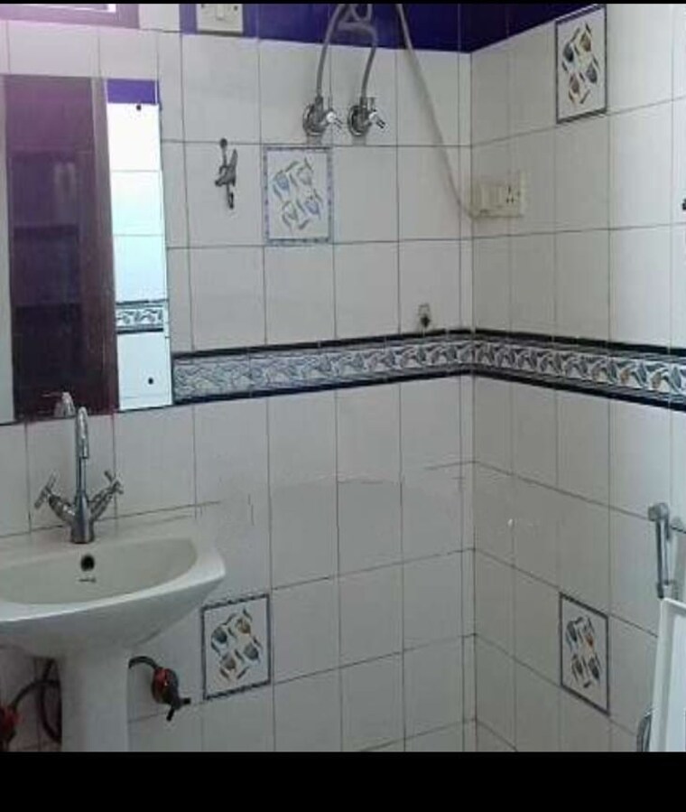 Bathroom, new friends colony 3 Bedroom 300 Sq.Yd. Builder Floor In New Friends Colony Delhi 9224960