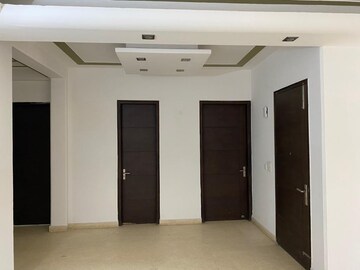 Building Lobby in 3 BHK Builder Floor at Tulip Mall, Sector 46 – for Rent