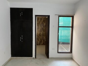 Room in 3 BHK Builder Floor at Tulip Mall, Sector 46 – for Rent