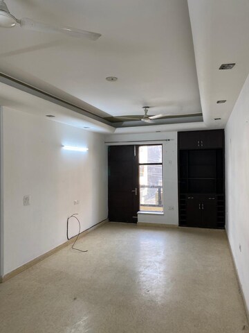 Room in 3 BHK Builder Floor at Tulip Mall, Sector 46 – for Rent
