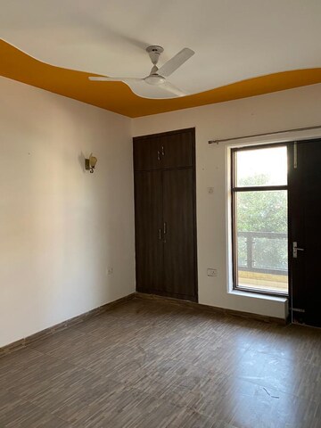 Room in 3 BHK Builder Floor at Tulip Mall, Sector 46 – for Rent