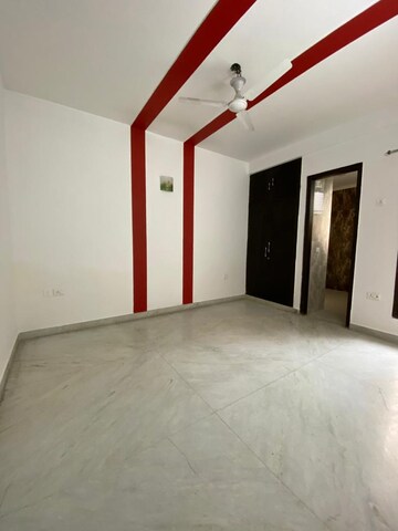 Room in 3 BHK Builder Floor at Tulip Mall, Sector 46 – for Rent