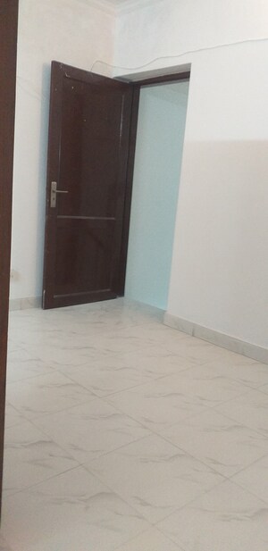 Room in 2 BHK Builder Floor at Sarvapriya Vihar – for Rent