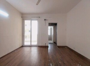 Room in 4 BHK Apartment at Emaar Palm Hills, Sector 77 – for Sale