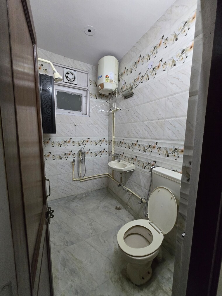 Bathroom, amar colony 2 Bedroom 900 Sq.Ft. Builder Floor In Amar Colony Delhi 9225243