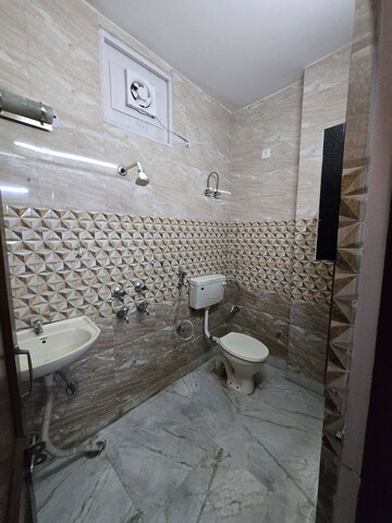 Attached Bathroom in 2 BHK Builder Floor at Amar Colony – for Rent