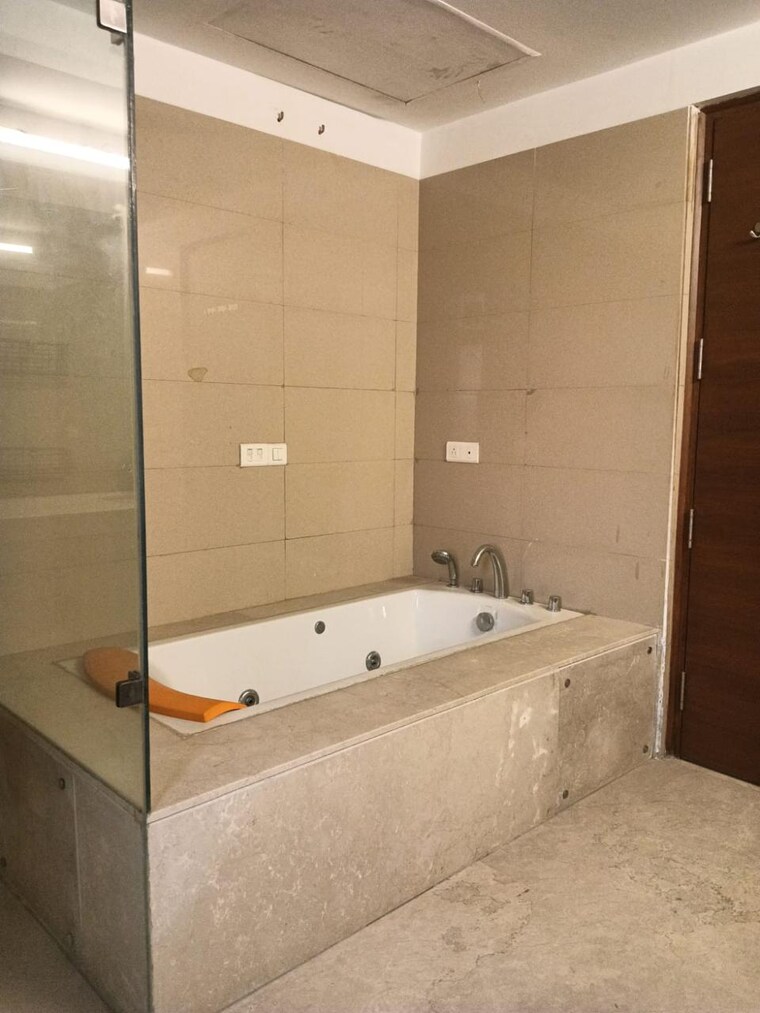 Bathroom, dlf-the-magnolias 4 Bedroom 6000 Sq.Ft. Apartment In Sector 42 Gurgaon 9225278