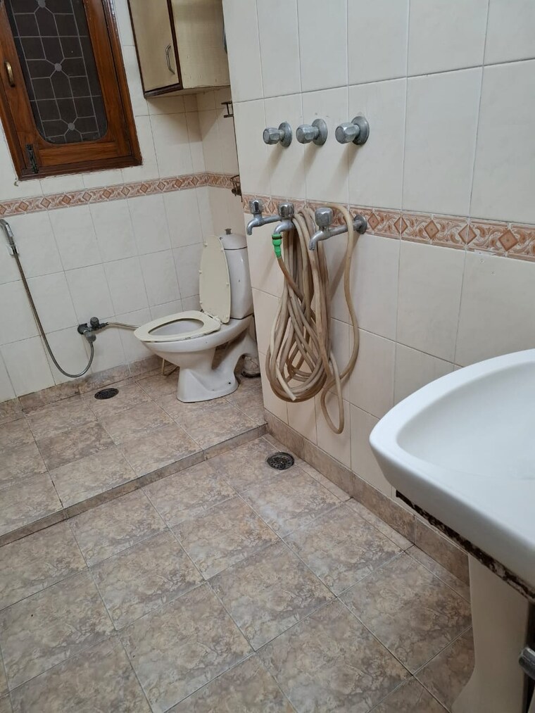 Bathroom, greater kailash part 3 2 Bedroom 1300 Sq.Ft. Builder Floor In Greater Kailash Part 3 Delhi 9225368