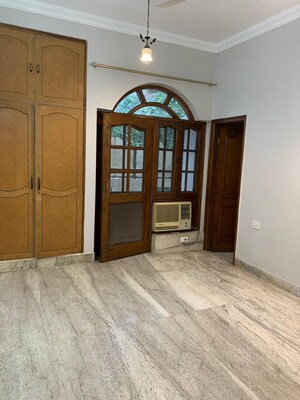 Room in 3 BHK Builder Floor at Sukhdev Vihar – for Sale