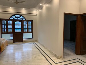 Room in 3 BHK Builder Floor at Sukhdev Vihar – for Sale