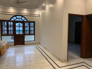 Room in 3 BHK Builder Floor at Sukhdev Vihar – for Sale