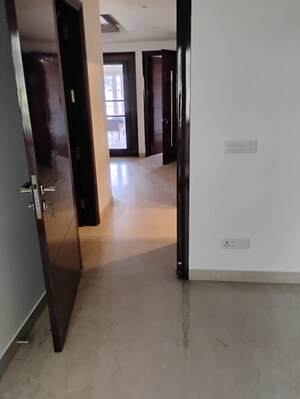 Room in 3 BHK Builder Floor at South Extension ii – for Rent