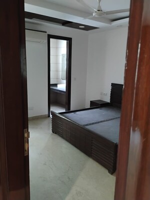 Room in 3 BHK Builder Floor at South Extension ii – for Rent