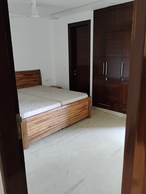 Room in 3 BHK Builder Floor at South Extension ii – for Rent