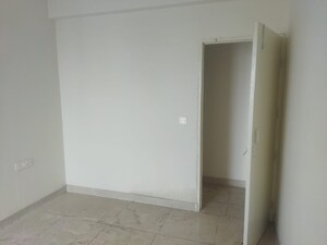 Room in 3 BHK Apartment at Signature Global Golf Greens, Sector 79 – for Rent