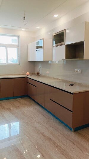 Kitchen in 3 BHK Builder Floor at BPTP Parkland Pride, Sector 77 – for Sale