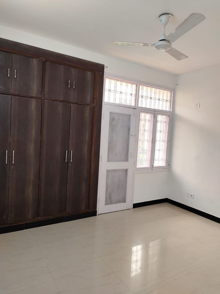 Room, sector 19 dwarka 3 Bedroom 1800 Sq.Ft. Apartment In Sector 19 Dwarka Delhi 9225582
