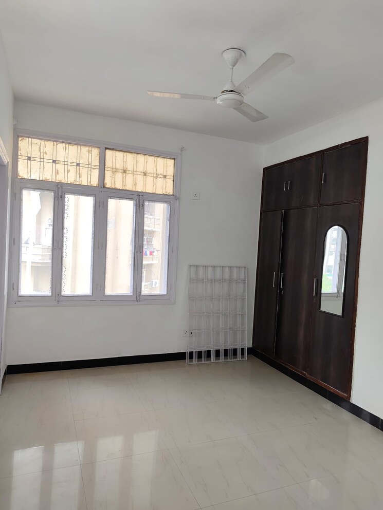 Room, sector 19 dwarka 3 Bedroom 1800 Sq.Ft. Apartment In Sector 19 Dwarka Delhi 9225582