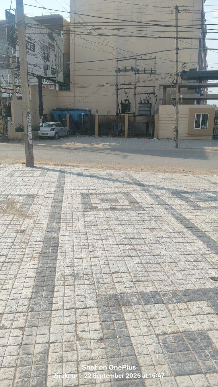  Parking, dhakoli Commercial Showroom 91 Sq.Yd. In Dhakoli Zirakpur 9225577