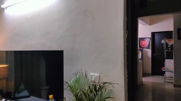 Room in 2.5 BHK Apartment at Futec Gateway, Sector 75 – for Rent