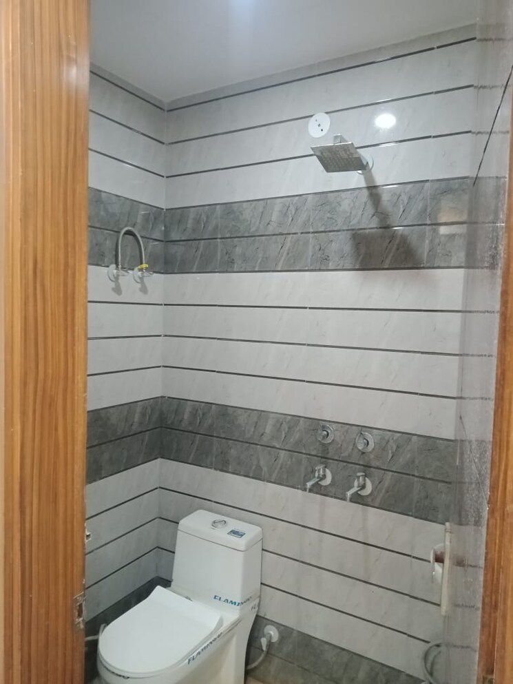 Bathroom, nawada 2 Bedroom 60 Sq.Yd. Builder Floor In Nawada Delhi 9225668
