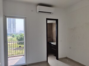Room in 3 BHK Apartment at Smart World Orchard, Sector 61 – for Rent