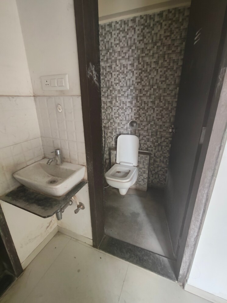 Bathroom, majestique-38-park-majestique 2 Bedroom 1000 Sq.Ft. Apartment In Undri Pune 9225718