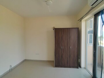 Room in 3 BHK Apartment at Smart World Orchard, Sector 61 – for Rent