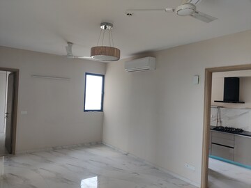Room in 3 BHK Apartment at Smart World Orchard, Sector 61 – for Rent