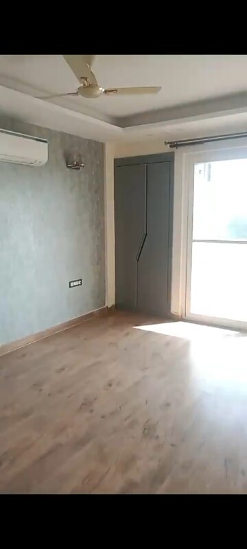 Room in 4 BHK Apartment at Ansal API Versalia, Sector 67a – for Rent