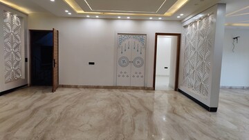 Room in 4 BHK Builder Floor at Green Fields Colony – for Rent
