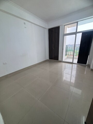 Room in 3 BHK Apartment at Gaursons Ska Green Mansion, Sector 12 Greater Noida – for Sale