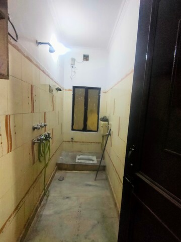 Bathroom in 1.5 BHK Apartment at Uttam Nagar – for Rent