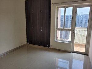 Room in 3 BHK Apartment at Unitech Vistas, Sector 70 – for Rent