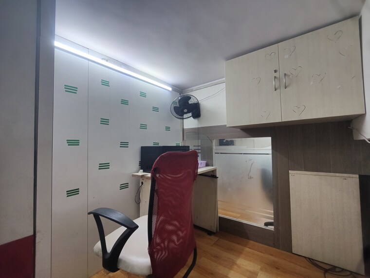 Team Area, malad west Commercial Office Space 700 Sq.Ft. In Malad West Mumbai 9226098