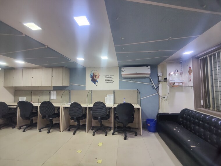 Team Area, malad west Commercial Office Space 700 Sq.Ft. In Malad West Mumbai 9226098