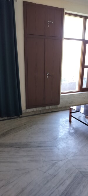 Room in 6+ BHK Independent House at RWA Apartments Sector 50, Sector 50 – for Rent